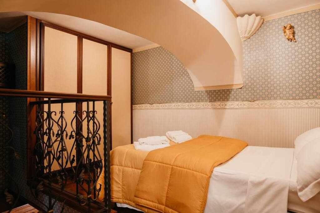 Royal Home Duomo Centro Storico 80 Mt Dal Duomo Naples Exterior photo